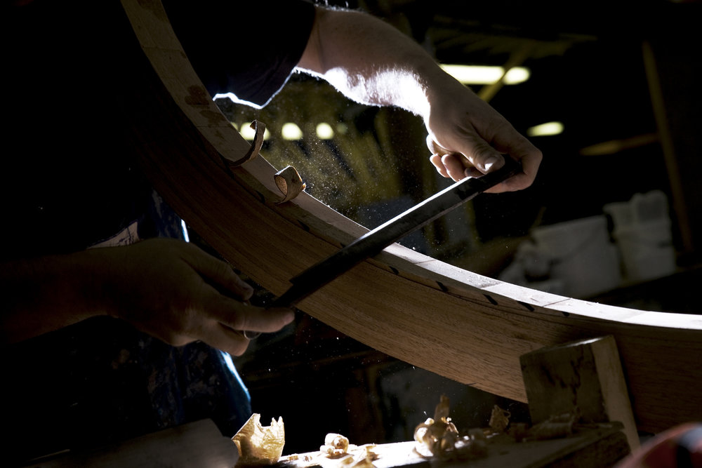 Bevelling a frames with a draw knife